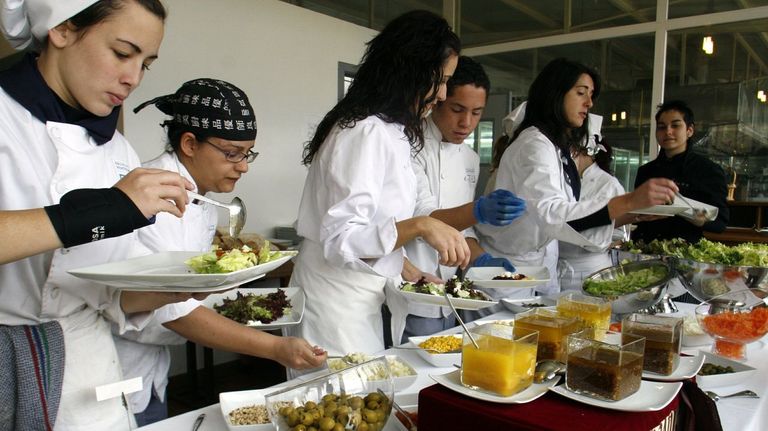 Alumnos de la escuela de hosteler�a de Rosende preparando un buf� navide�o