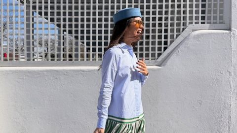 Concha De Lima Mayer se viste de rayas verticales y las combina con un pillbox azul