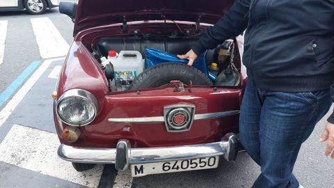 La rueda de repuesto viaja en el maletero, que est� situado en el frontal del veh�culo.