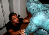 Couto posa junto a su obra y crea un di�logo con ella.