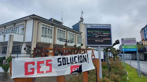 Pancarta colocada frente al Concello de Becerre, cuyo alcalde rechazo el nuevo convenio de la Xunta e inici un ERE