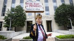 Un manifestante espera a que Todd Blanche y John Lauro, abogados de Trump, regresen al tribunal federal para una conferencia sobre el estado de la fecha del juicio