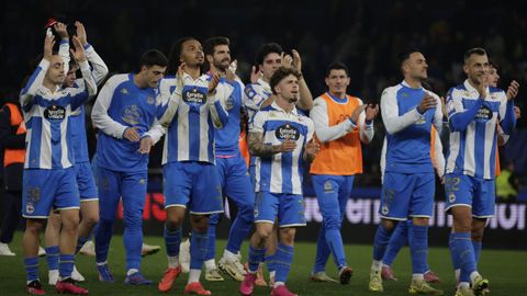 Los jugadores del D�por celebran con la afici�n el triunfo copero ante el Mallorca.