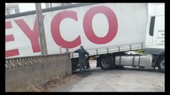 El trailer qued� atrapado y hubo que derribar parte del muro para sacarlo