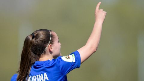 Laurina celebra un gol con el Real Oviedo Femenino