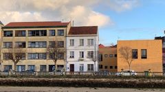 El Concello ha adquirido el edificio blanco, en la calle Ortigueira