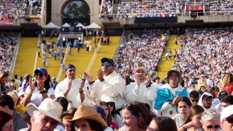 Fieles esperan por la llegada del papa al Estadio Ol�mpico de Barcelona.