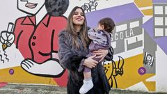 La escritora y periodista Diana L�pez Varela, autora de �Maternofobia�, con su hija, de un a�o. 