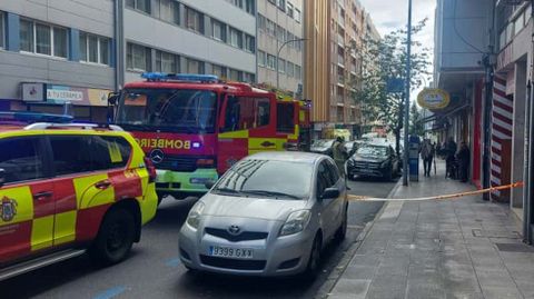 Los cuatro efectivos disponibles del parque de bomberos de Santiago, en un incendio en la calle Santiago de Chile