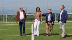 Manuel Pardo, Natalia Prieto y Manuel P�rez en su visita al campo de f�tbol de Paderne de Allariz.
