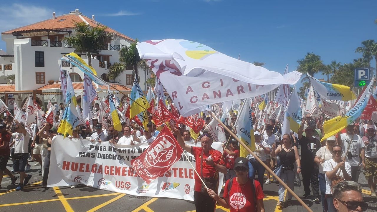 Miles de trabajadores turísticos se manifiestan en Tenerife para reclamar más derechos y mejores salarios