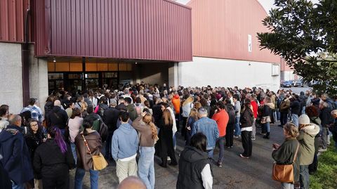 Los aspirantes, a la espera de entrar en el examen, durante el proceso de llamamiento uno a uno.