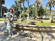 La concejla del PP Bea Rey, delante de la fuente de La Alameda de Pontevedra, que sigue funcionando pese a la alerta por sequ�a