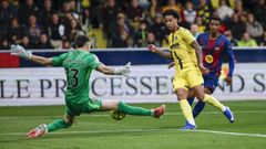 Joan Garc�a parando un disparo de Buchanan durante el Villarreal-Barcelona celebrado en La Cer�mica