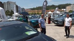 El encargado de Autos Dunas, Juan Rey (a la izquierda), destac� la afluencia en la feria del autom�vil durante la ma�ana del s�bado