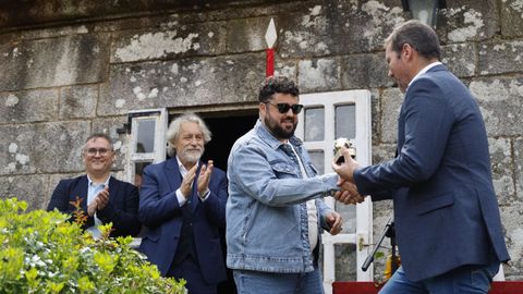 O conselleiro de Cultura, José López Campos, entregou o premio a Alberto Pombo