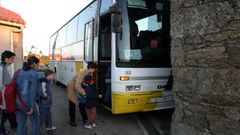 Parada de un autob�s escolar en una parroquia de los alrededores de Santiago.