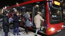 Varios pasajeros toman el bus urbano en una parada de A Corua