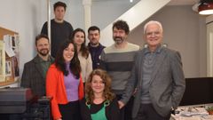 Foto do equipo que realiza a serie producida pola RAG acompa�ado do presidente da instituci�n, V�ctor F. Freixanes.