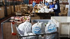 La nave donde se concentran los trabajos del Banco de Alimentos est� situada en el barrio vigu�s de Lavadores