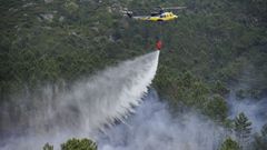 Imagen de archivo de un helic�ptero de extinci�n de incendios, realizando una descarga de agua sobre un monte, en Ourense