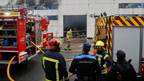 Los bomberos comarcales actuando en el incendio que arras� la nave de Trison en Sada