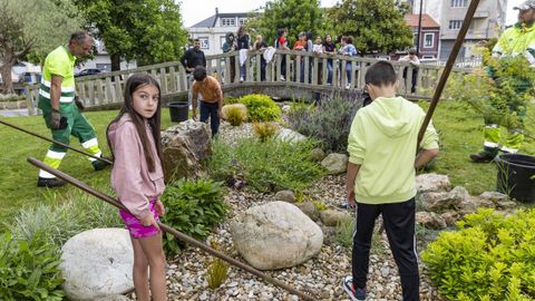 Alumnos del colegio Xesús San Luís Romero colaboraron con la brigada de obras municipal a plantar flores en A Milagrosa