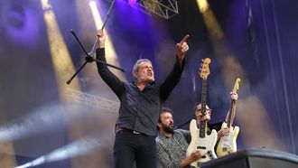 Carlos Tarque, en plena actuaci&oacute;n de su banda M-Clan en el PortAm&eacute;rica.