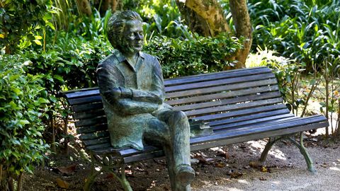 La ltima estatua, colocada en la alameda, est dedicada a Domingo Villar y es obra de Pedro Dobao