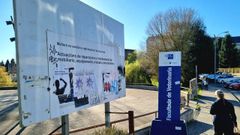 Carteles de obras sin retirar: Anuncio de unas obras en Veterinaria que ya llovi� desde su ejecuci�n