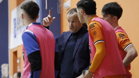 Marrube da indicaciones a Al&aacute;n, Raid y Nico, durante el partido frente al Legan&eacute;s en el Vista Alegre.