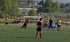 El Pontevedra llev� la iniciativa de juego, pero el Arousa golpe� primero en el sint�tico de A Xunqueira.