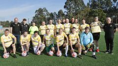 Foto de familia dos xogadores e corpo t&eacute;cnico do equipo genuine do Vilagarc&iacute;a SD no campo de Berd&oacute;n, acompa&ntilde;ados do coordinador e mais do director deportivo do club.