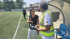La alcaldesa de Tomi�o, Sandra Gonz�lez, durante una demostraci�n del sistema de drones y de las herramientas de coordinaci�n utilizadas por la Polic�a Local.