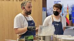 El chef carball�s Xusto Posse, a la izquierda, en un showcooking en el que elabor� bacalo al pil-pil con habas de Carballo