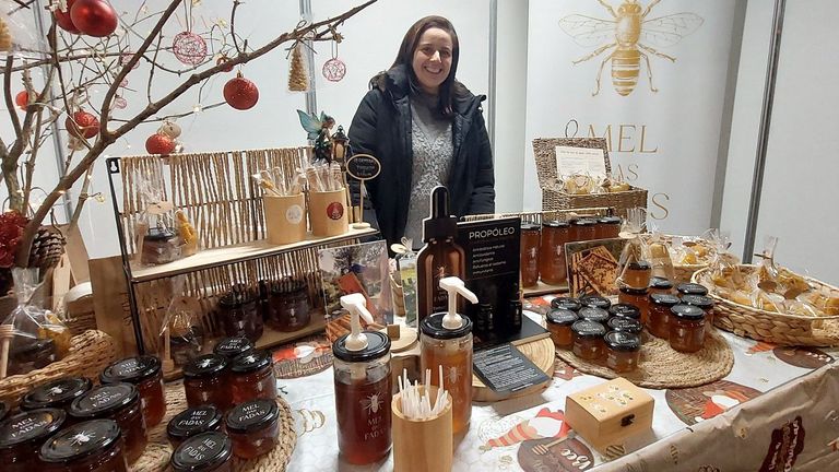 Iria Barcia, apicultora que comercializa la marca Mel das Fadas, en su puesto en el Mercado do Nadal de Ribadeo