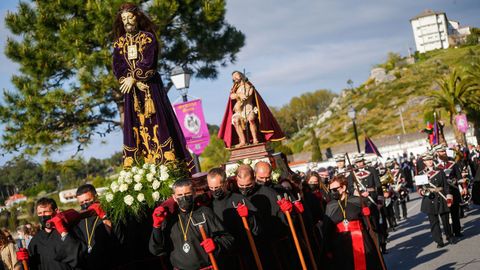 Los sonenses salieron a contemplar el paso de una procesin que parti de la iglesia parroquial para llegar a la capilla de A Atalaia.