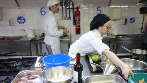 Estudiantes en plena faena, durante el certamen de cocina