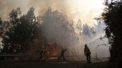 Los bomberos no pudieron impedir que las llamas cruzasen la carretera de Ferreira a Nogueira de Ramuín