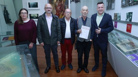 Montse Paradela, de la casa museo Casares Quiroga; Antonio González, del museo Valle-Inclán de A Pobra; Ángel Varela, del Foro Galicia Valle-Inclán; Joaquín del Valle-Inclán, y Uxío Novo, director del área de Cultura del Ayuntamiento, durante la charla que ofreció el nieto de Ramón María
