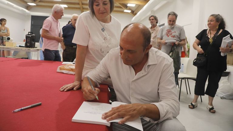 Ricardo Poln. acompaado de Luz Mara Durn, na presentacin do seu libro no centro sociocultural de Castroverde