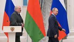 Aleksander Lukashenko, presidente de Bielorrusia, junto a Vladimir Putin, el pasado mes de febrero en Mosc�