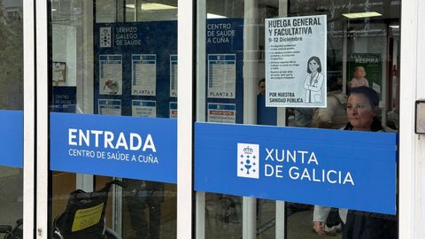 Entrada del centro de salud de A Cua, en Ourense, con el cartel de la huelga de mdicos.