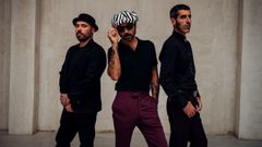 Juancho Conejo (en el centro), voz y guitarra de Sidercars, que act�an este 12 de agosto a las 22.30 horas en Pontevedra