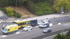 Varias patrullas de Polic�a Local y una ambulancia en el lugar del accidente