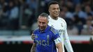 El delantero del Real Madrid Kylian Mbapp� (d) y Santi Cazorla, del Oviedo, durante el partido de la jornada 36 de LaLiga que Real Madrid y Real Oviedo disputan este jueves en el estadio Santiago Bernab�u