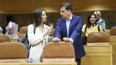 El secretario xeral del PSdeG, Jos Ramn Gmez Besteiro, junto a la diputada Lara Mndez, en el Parlamento.