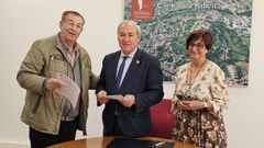El presidente de la sociedad La Fraternal, Isaac Mosquera (izquierda) firm� el convenio con el alcalde Jos� Tom� y la teniente de alcalde Gloria Prada
