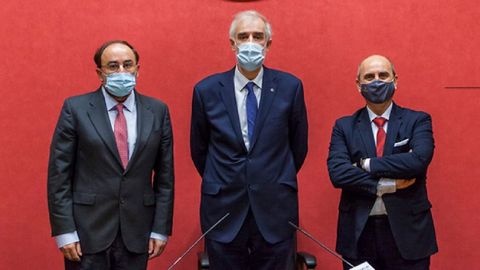 Abel Veiga, a la izquierda, con el rector Julio Mart�nez y el decano saliente �nigo Navarro, en el acto de toma de posesi�n de su nuevo cargo