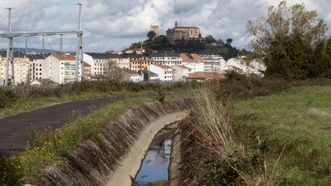 Tramo del canal de regado en una zona de chals de la periferia de Monforte